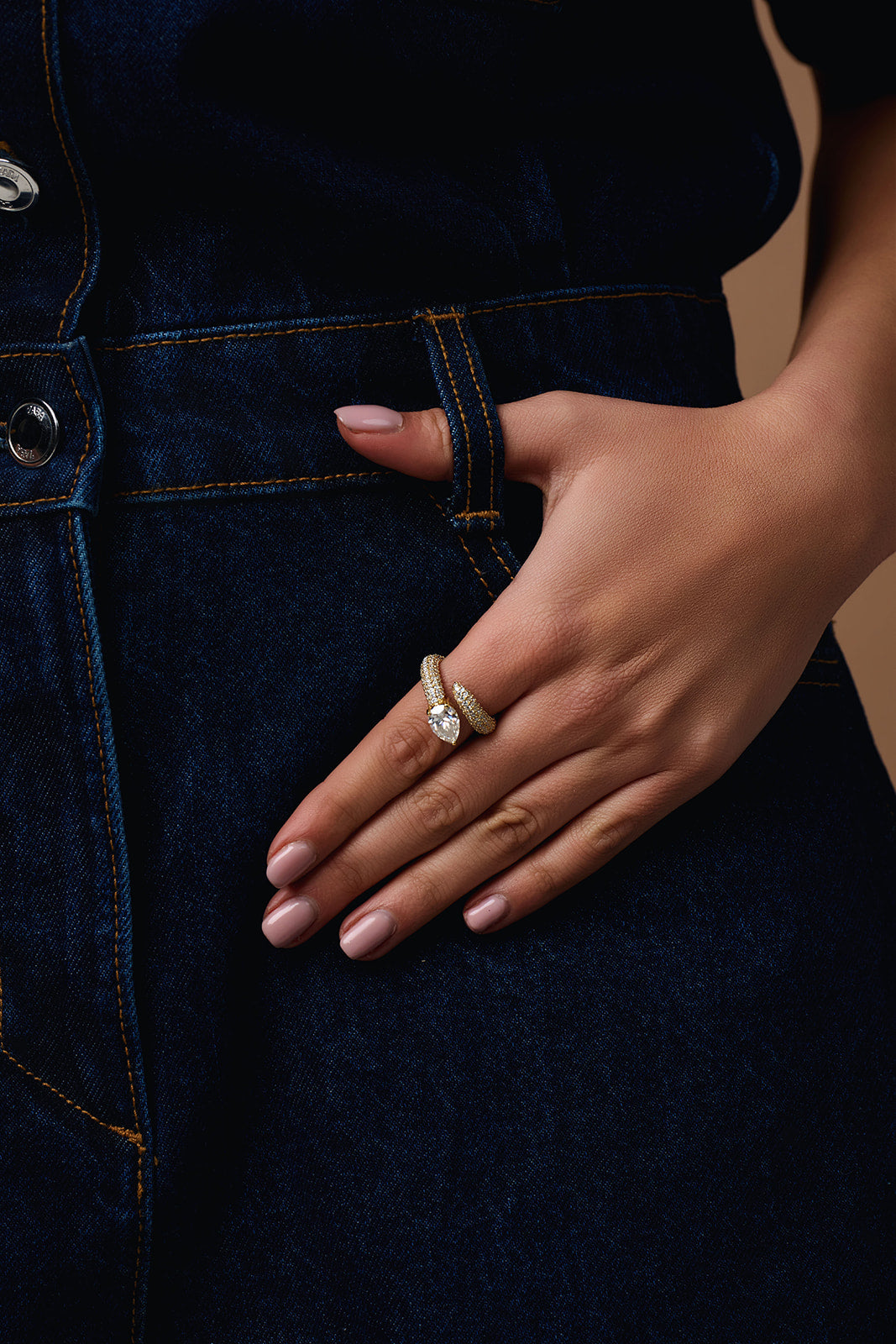 Anillo bypass con diamante talla pera