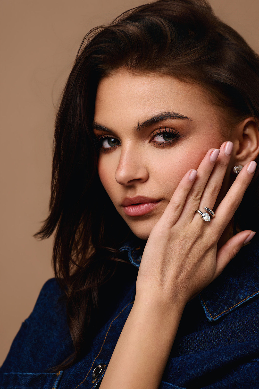 Anillo bypass con diamante talla pera