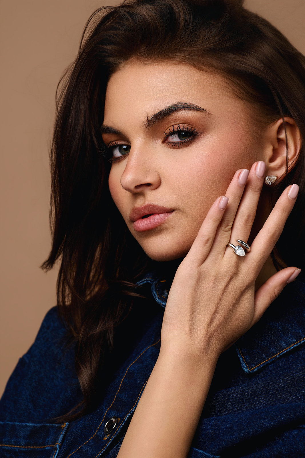 Anillo bypass con diamante talla pera