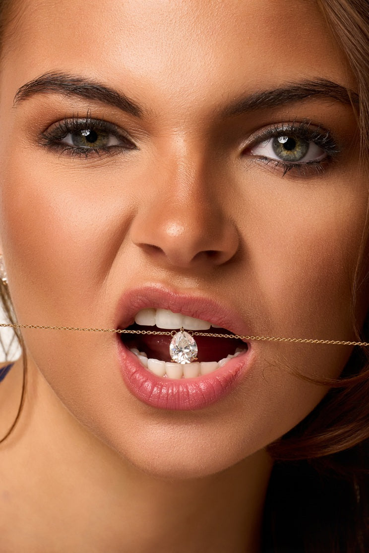 Peer Hanger - peervormige diamanten ketting